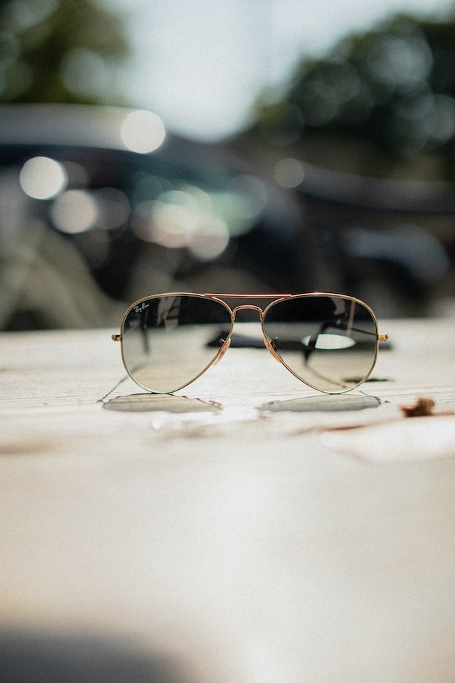 gafas de sol sobre una mesa